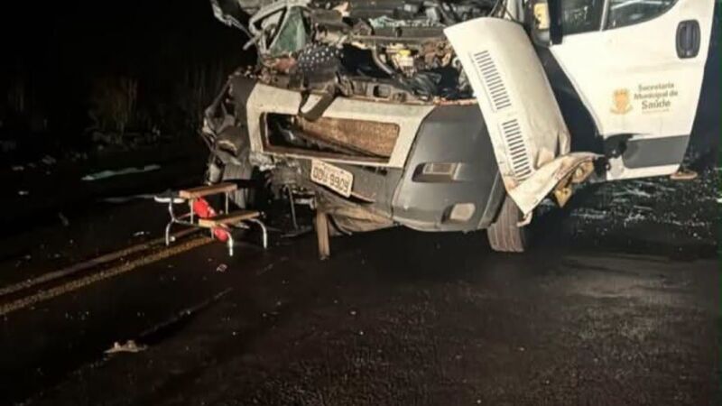 Ambulância da Secretaria de Saúde de Sete Quedas ficou totalmente destruída