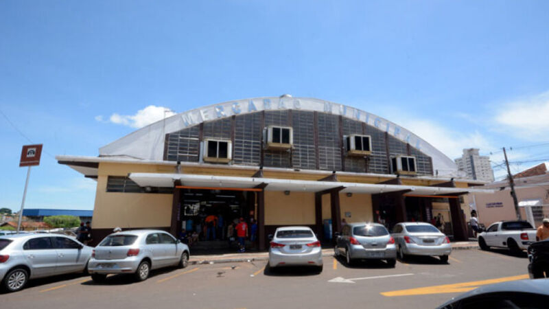 Mercado Municipal Antônio Valente, em Campo Grande, onde a Prefeitura pretende adquirir massa asfáltica por meio de dispensa de licitação para atender a demanda de tapa-buracos na Capital.