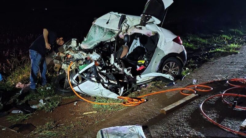 O veículo ficou totalmente destruído após colidir com a carreta