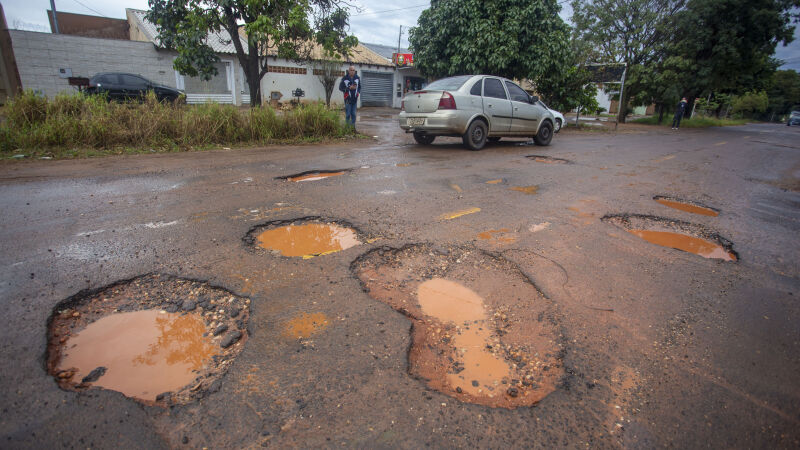 Antes mesmo dos prazos finais de alguns contratos, em quatro localidades o serviço já estava paralisado por se tratarem de contratos com a Construtora Rial, - empresa da 