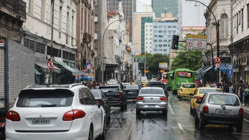 Carros que colocarem adesivos eleitorais devem avisar a seguradora previamente