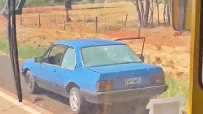 Trio estava em um carro Monza, quando houve o confronto