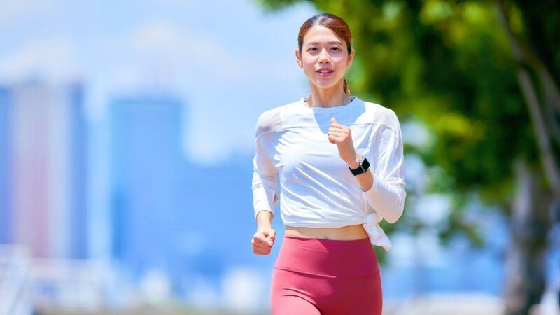 Quem tem endometriose pode correr? Entenda com especialista quando é preciso adaptar o treino
