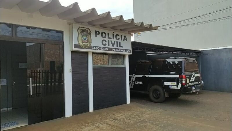 Delegacia de Polícia Civil de Paranhos, responsável pela investigação do feminicídio que vitimou uma jovem de 22 anos na Aldeia Arroyo Corá. O companheiro da vítima foi preso em flagrante após confessar o crime.