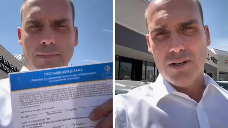 Eduardo Bolsonaro mostra um papel em que ele diz assumir a responsabilidade por possíveis danos decorrenes da falta de vacina