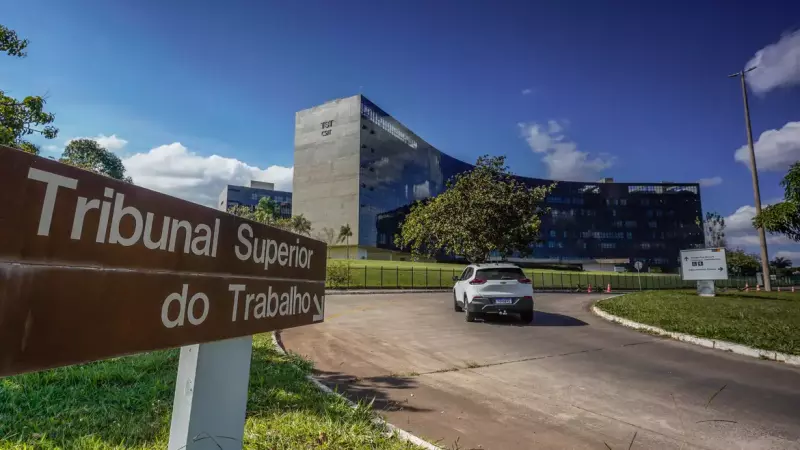Assédio eleitoral ocorre quando alguém utiliza sua posição de poder no ambiente de trabalho para influenciar o voto de subalternos