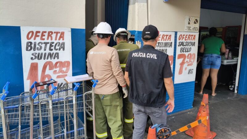 Equipes da Elektro e da Polícia Civil durante fiscalização que identificou furto de energia em estabelecimentos de Três Lagoas.