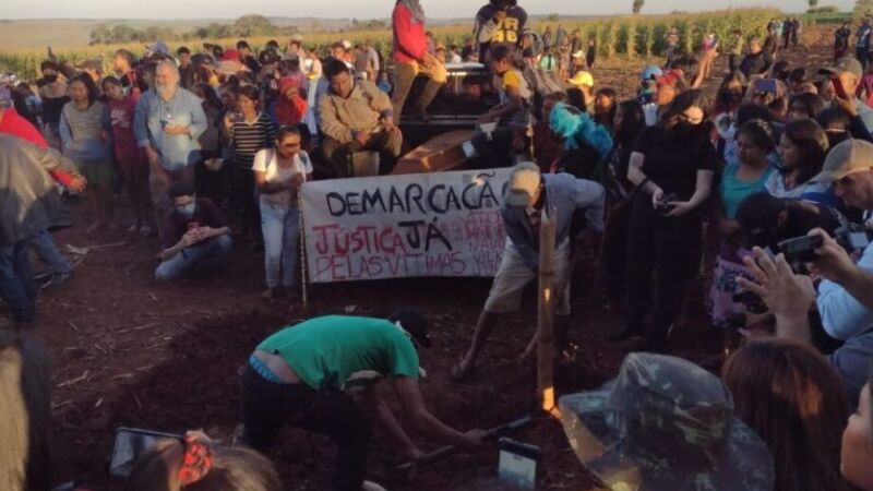 Indígenas durante mobilização pela demarcação de terras em Mato Grosso do Sul; relatório do Cimi reúne denúncias de violência contra comunidades no Estado.