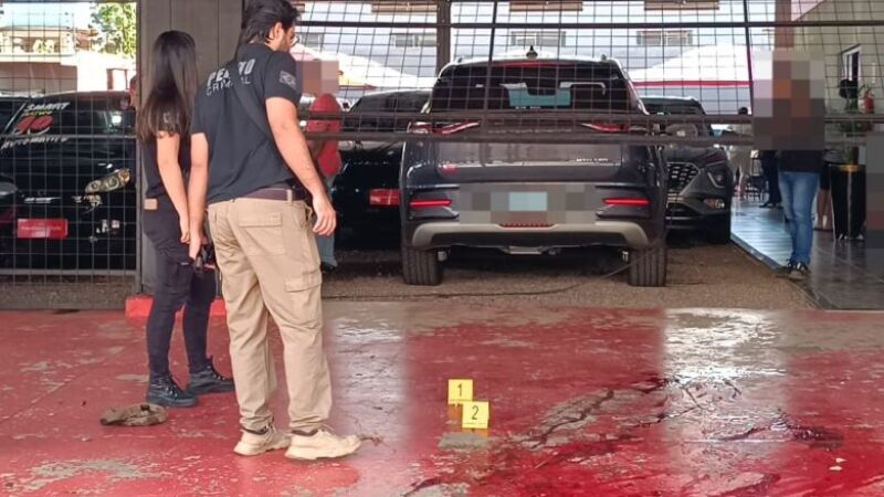 Perícia realiza levantamentos no local onde Vitor Orsini, de 19 anos, foi baleado em Dourados.