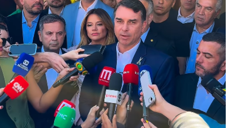Capitão Contar e Reinaldo Azambuja (ao fundo) durante entrevista de Flávio Bolsonaro 