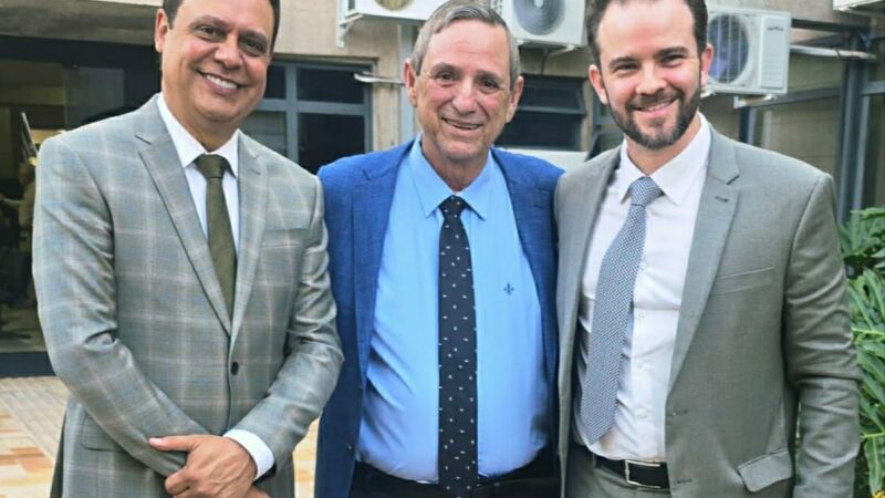 Representantes do Fórum Nacional de Emissoras Públicas e Culturais entregam ao ministro da Fazenda em exercício, Dario Durigan (à direita), proposta para viabilizar a implantação da TV 3.0 em Mato Grosso do Sul. O encontro ocorreu durante agenda oficial n