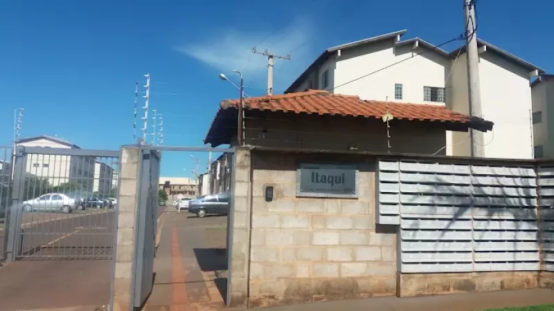 Condomínio Itagui, em Campo Grande, onde apartamento foi alvo de decisão judicial que autorizou entrada forçada após relatos de mau cheiro.