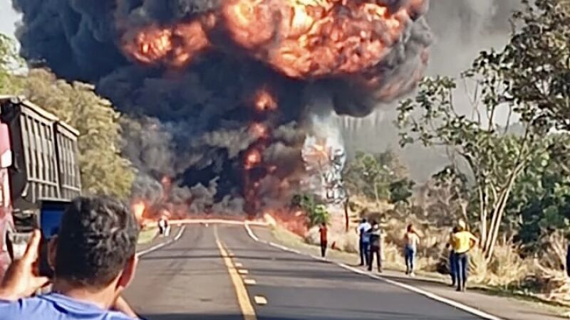 Colisão entre carretas e carros de passeio causou explosão