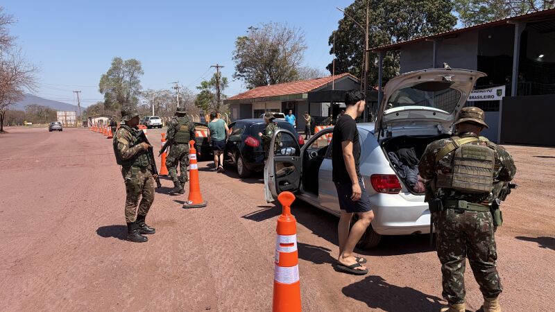 Integrantes do Exército fazem vistoria em veículos que saem de Corumbá e da Bolívia em direção à região central do Estado