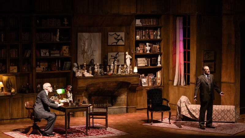 Peça imagina um encontro entre Sigmund Freud e C. S. Lewis para discutir fé, ciência, razão e os dilemas da existência