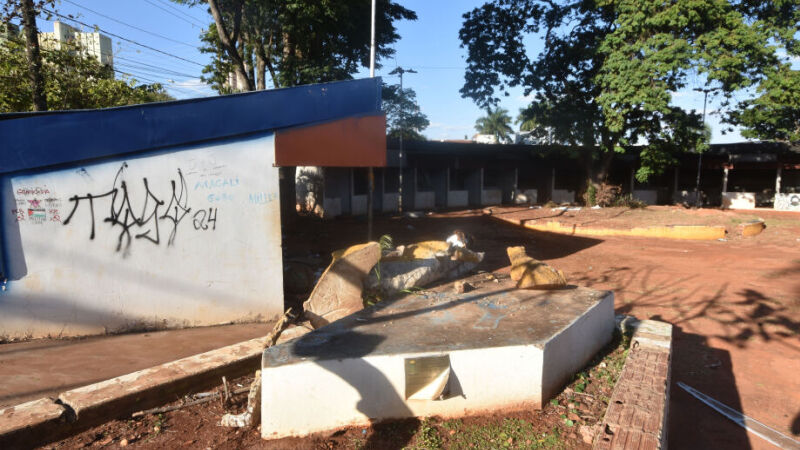 Praça dos Imigrantes passa por revitalização, mas obra segue em andamento e teve o contrato ampliado de R$ 600 mil para R$ 737 mil após novo aditivo publicado pela Prefeitura.