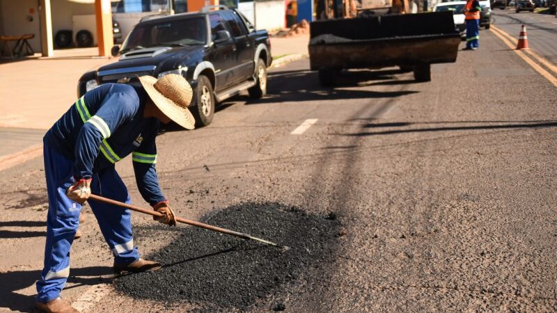 Equipe realiza operação tapa-buracos em uma das principais vias de Campo Grande durante serviço de recuperação do pavimento. A Prefeitura reforçou os trabalhos após ampliar, em caráter emergencial, os contratos de manutenção asfáltica.