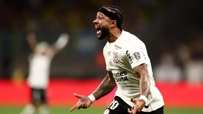 Memphis Depay, que retornou ontem ao Timão, comemora gol depois da assistência feita por ele na cobrança de falta