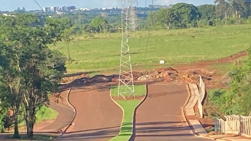 Primeira etapa da obra do chamado novo acesso às Moreninhas está concluída faz cerca de dois anos, mas acaba numa pastagem