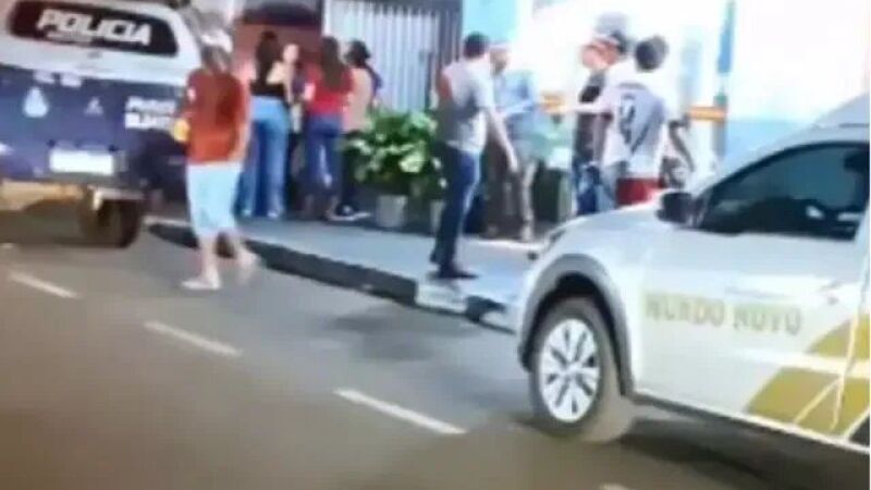 Movimentação de policiais e moradores em frente ao bar onde Willian Souza, de 22 anos, foi morto a tiros em Mundo Novo.