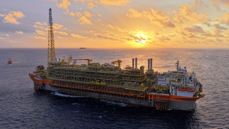 navios-plataformas são usados para extrair, processar, guardar e escoar o petróleo e gás de um poço