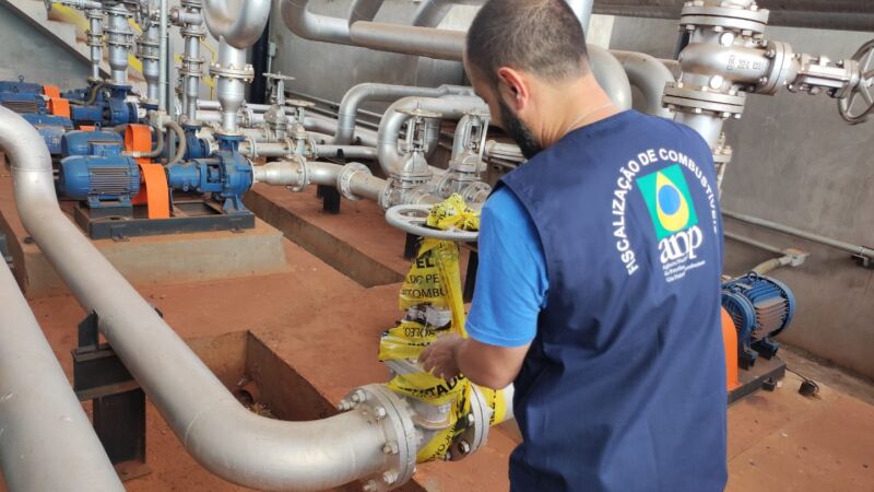 Agentes da ANP e do Fisco chegaram a interditar, há um ano, os depósitos da empresa que serve de 