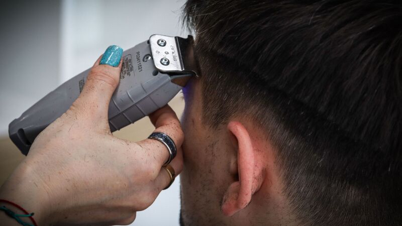 Procon alerta para possíveis reajustes devido à alta demanda do Dia dos Pais; variação de preços em combos de corte e barba pode chegar a R$ 50 de diferença