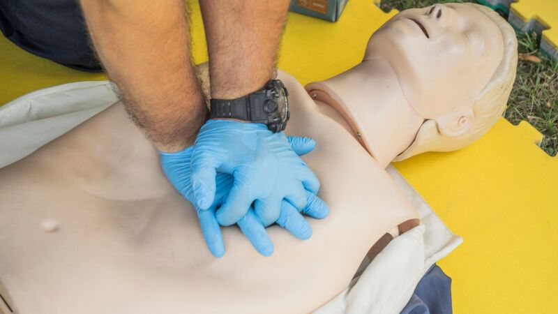 A noção teórica ajuda nos primeiros socorros, mas a prática garante a execução correta das manobras