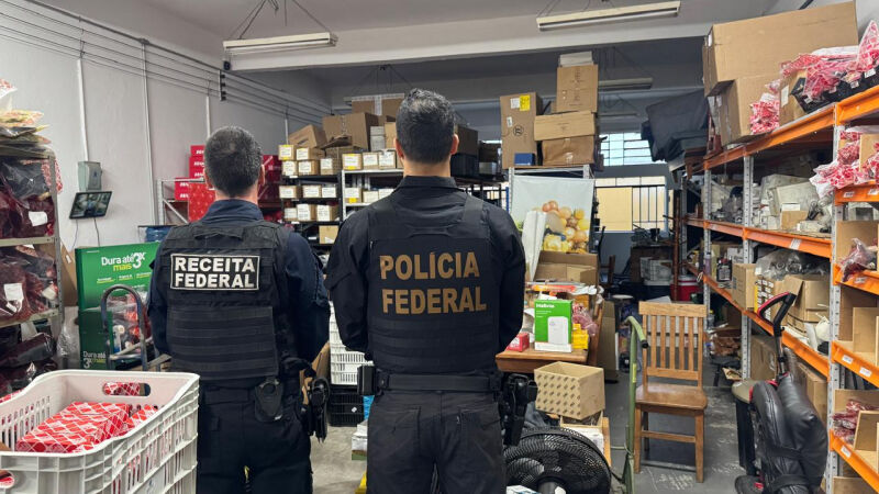 Policiais federais em um dos depósitos de peças de carros importados contrabandeadas distribuídas a partir da fronteira