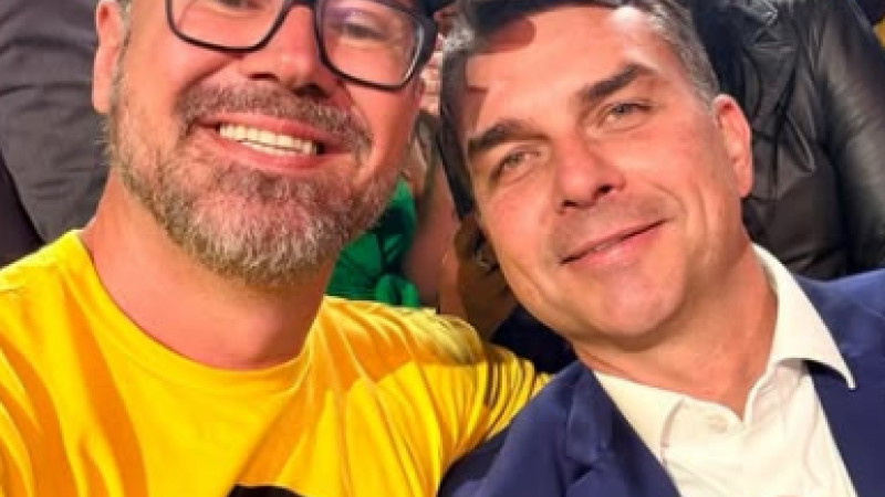 Marcos Pollon ao lado de Flávio Bolsonaro