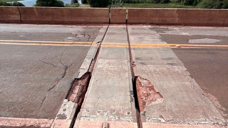 Ponte sobre o Rio Paraguai passa por reparos na estrutura