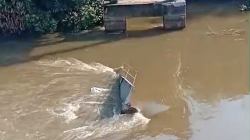 Caminhão despencou no rio após ponte ceder