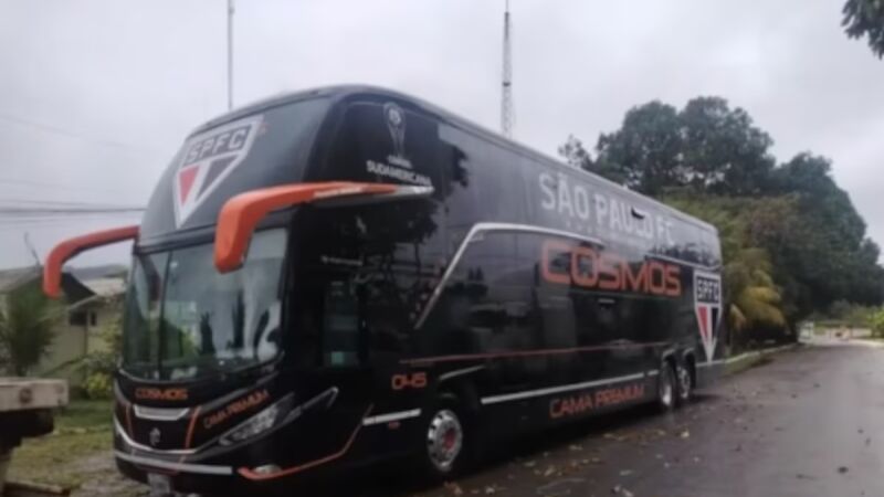 ônibus fretado foi adesivado com escudos do time