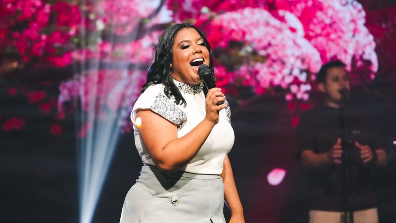 Sued Silva será uma das atrações da Marcha para Jesus em Nova Andradina; show da cantora gospel custará R$ 120 mil aos cofres públicos.