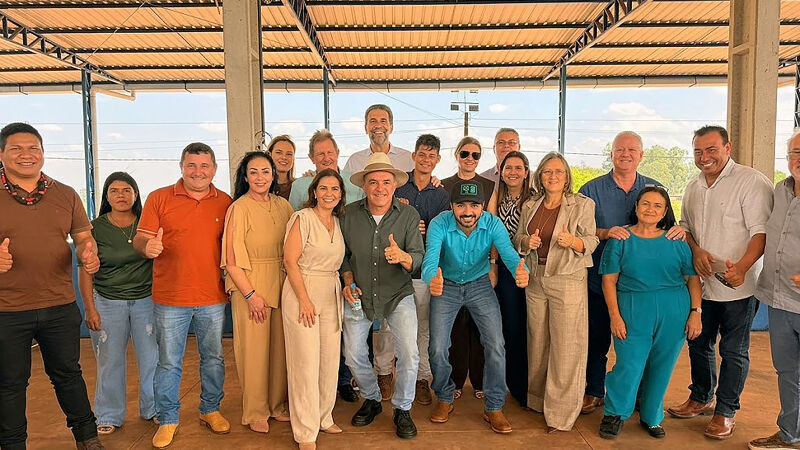 O deputado federal Vander Loubet (PT) reunido com 12 prefeitos da região do Cone Sul do Estado