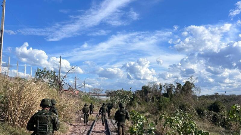 Militares do Comando Militar do Oeste realizam patrulhamento durante a Operação Jaguaretê-Oeste, que reforça o combate ao tráfico e ao contrabando na faixa de fronteira.