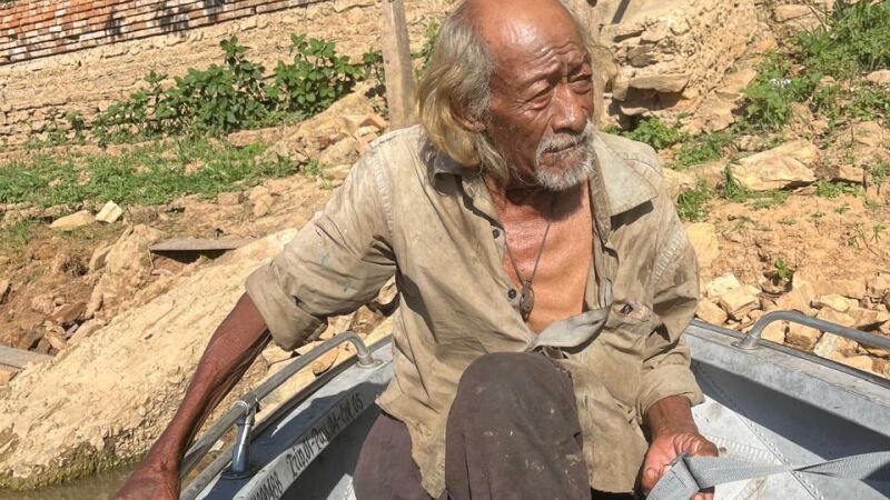 eu Vicente, reconhecido como o último falante nativo da língua Guató, vivia às margens do rio São Lourenço, no Pantanal. Aos 81 anos, tornou-se símbolo da resistência e da preservação da cultura do povo canoeiro, deixando um legado histórico para as futur