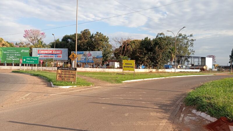 Placa instalada próximo a Batayporã indica que o tráfego na rodovia MS-276 voltou a ser suspenso nesta segunda-feira
