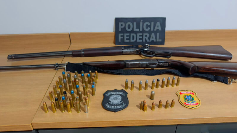 Armas e munições foram apreendidas durante a operação, em Campo Grande