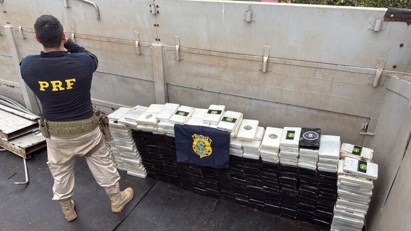 Cocaína estava em um fundo falso de uma carreta que seguiria com grãos para o porto de Paranaguá, no Paraná