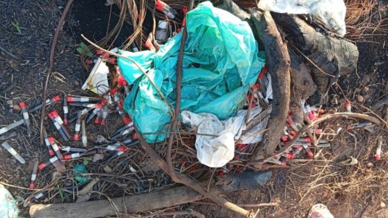 Materiais utilizados em procedimentos de saúde foram encontrados descartados a céu aberto em área de Três Lagoas.