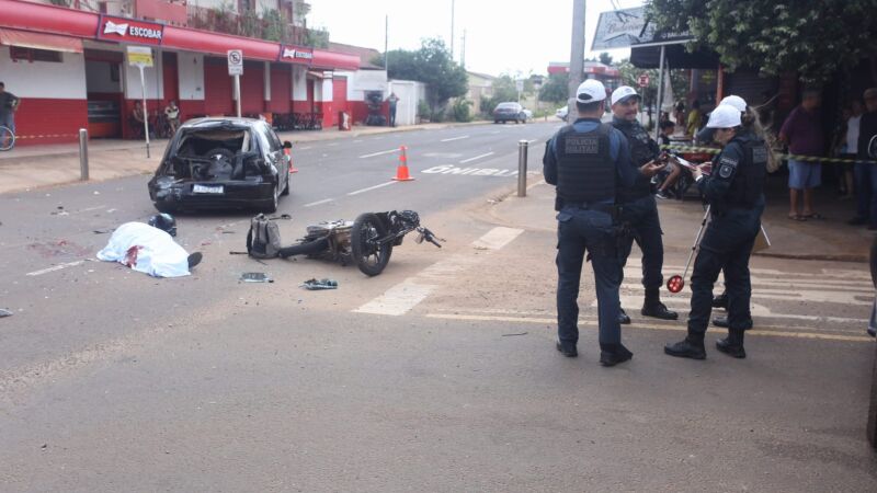 Motociclista de 37 anos morreu após colisão com Golf no cruzamento das ruas Montese e Júlio Anffe, na região da UFMS, na manhã desta sexta-feira (7)