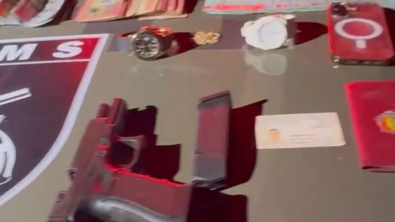 Armas, relógios, celulares e dinheiro em espécie foram encontrados com os traficantes após o confronto