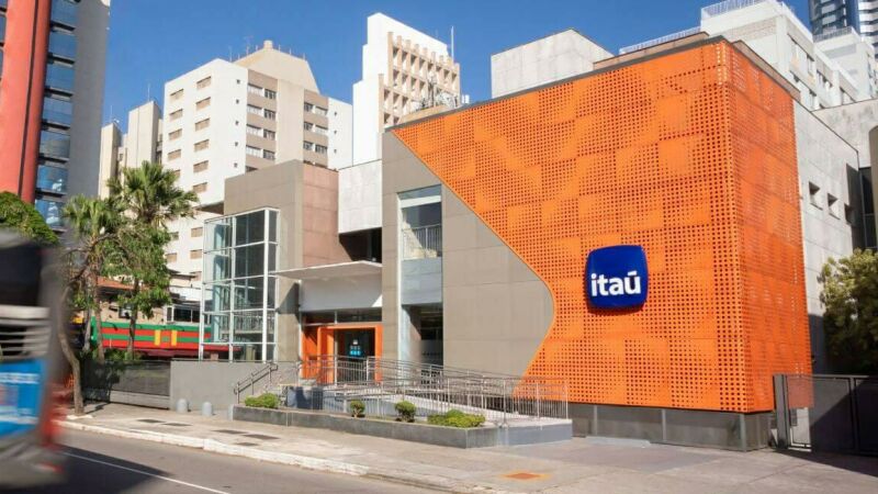 Programa Trainee 2027 do Itaú oferece salário de R$ 9.350 e benefícios; inscrições seguem até 1&ordm; de setembro.
