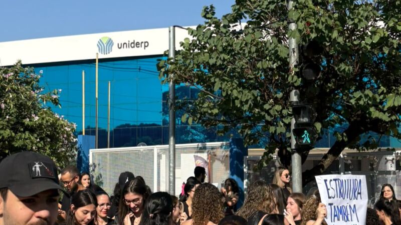 Estudantes de Medicina da Uniderp realizaram manifestação nesta quarta-feira (12), em Campo Grande