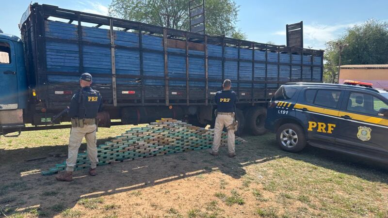 Agentes desconfiaram do nervosismo do motorista, vistoriaram o veículo e encontraram a droga em um compartimento oculto na carroceria