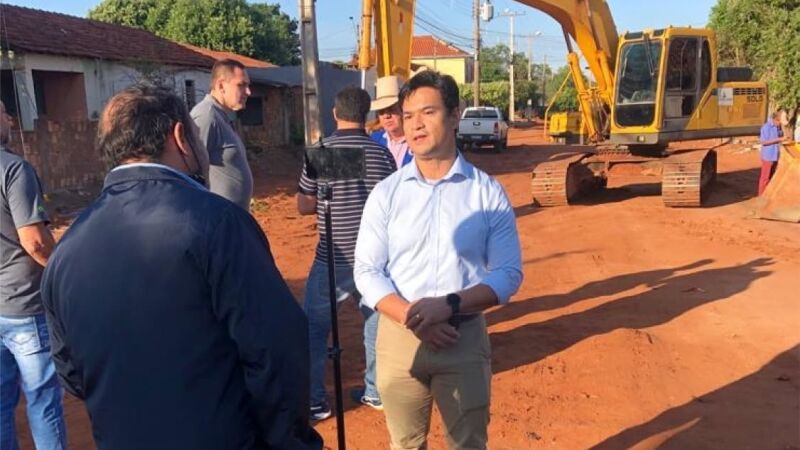 Adriano Barreto durante visita a obra de infraestrutura; empresário morreu nesta quarta-feira (12).