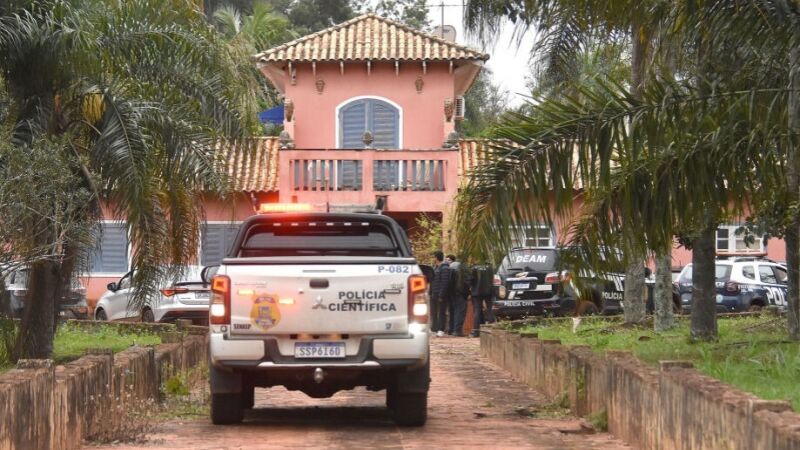 Polícia Científica e equipes da Polícia Civil durante atendimento na chácara onde Fabiola Marcotti foi encontrada morta, em maio, na região da Chácara dos Poderes, em Campo Grande.