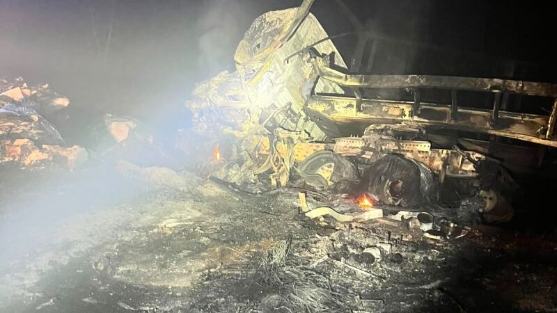 Acidente envolveu duas carretas e três carros, na BR 163, em Bandeirantesa