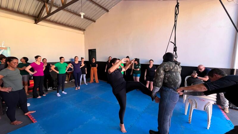 Mulheres participam de treinamento de defesa pessoal promovido pela MS Florestal durante as ações do Agosto Lilás.